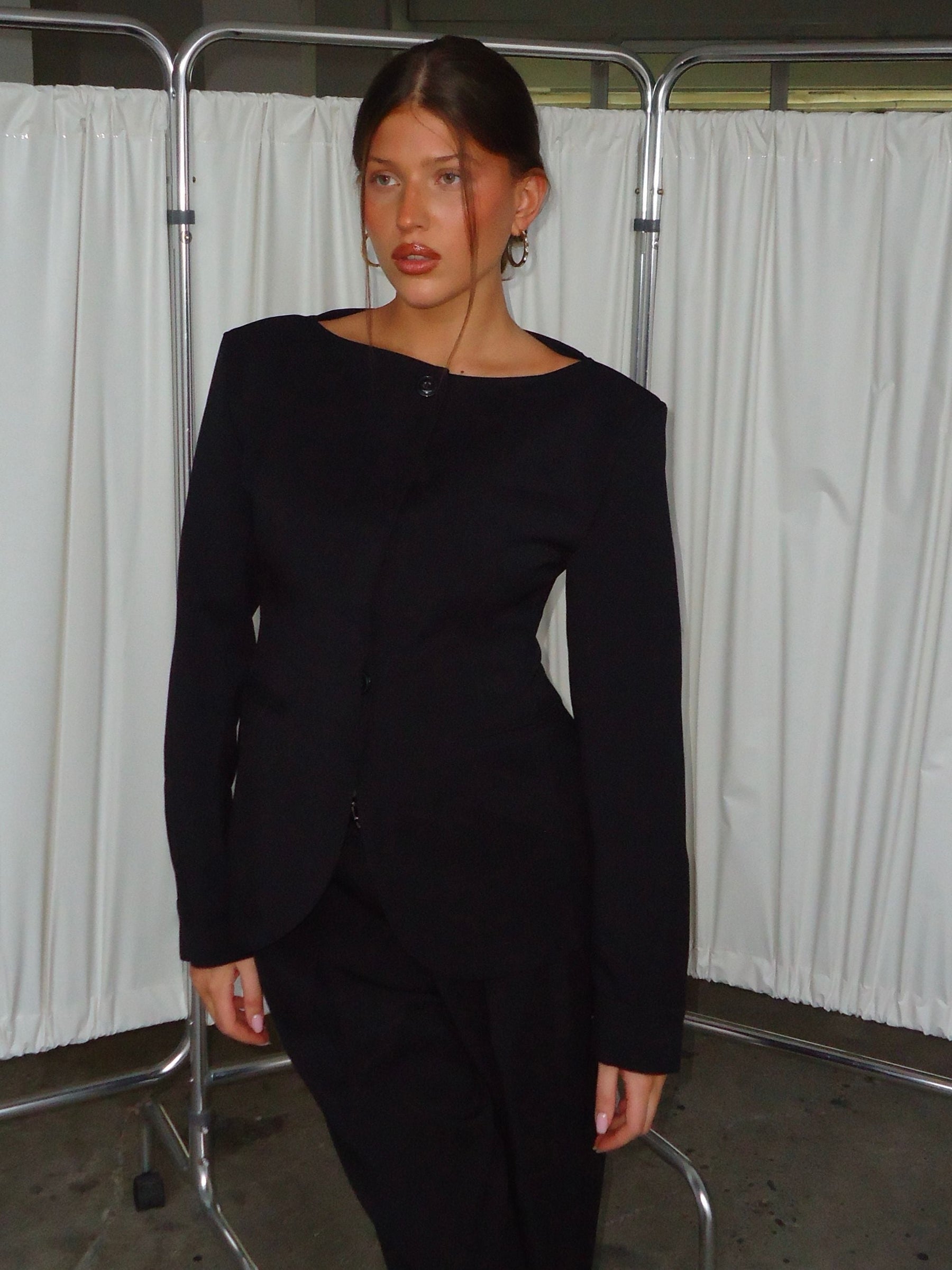Colete Ajustado Alfaiataria Decote Barco Preto