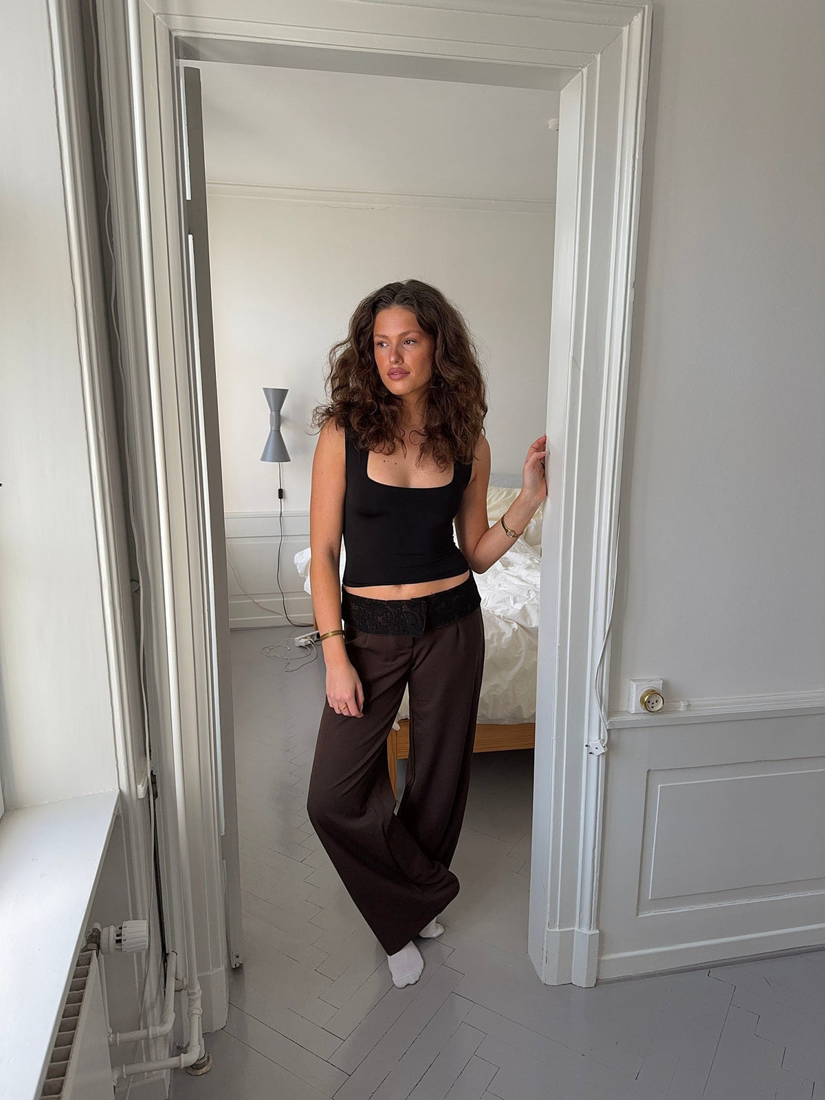 Calça Calsia com acabamento de renda - Marrom