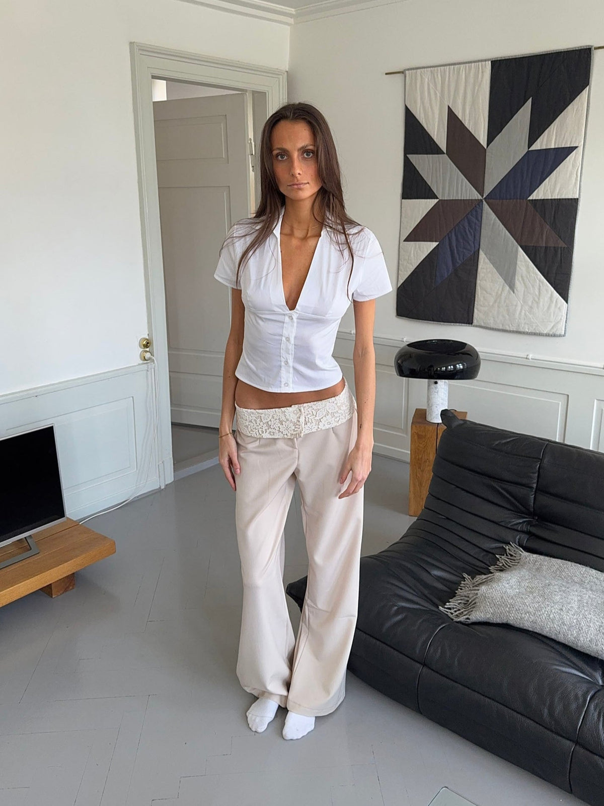 Calça Calsia com acabamento de renda - Bege